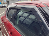 【ドアバイザー】雨の日に窓を少し開けて外気を入れたい時時など、手軽に換気ができる便利なアイテムです