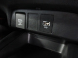 USBジャック、12V電源ソケットを設置しております。周辺機器の充電にご利用頂けます。
