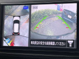 車を真上から見ているように、周囲の状況を把握しながら安心して駐車が行えるアラウンドビューモニター!