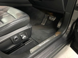 電動シートは運転中でも安全にシートポジションの設定が可能です。