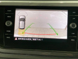 ギアをリバースに入れると車両後方の映像を映し出します。画面にはガイドラインが表示され、車庫入れや縦列駐車などの際に安全確認をサポートします。