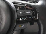 ◆アダプティブクルーズコントロール◆予め設定した車速内でクルマが自動的に加減速。前走車との適切な車間距離を維持しながら追従走行します。【LKAS】車線維持支援システムでステアリング操作を支援。