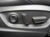 運転席は電動でシートの位置を調整することができます。