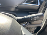 操作しやすいウインカーレバーで、安全な車線変更をサポート。直感的な操作感で、スムーズな運転をアシストします。周囲への意思表示も確実に行えます。