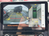 【パノラミックビューモニター】クルマを真上から見下ろした視点で駐車をサポートします!クルマの斜め後ろや真横など、いち早く障害物に気が付くことができます。