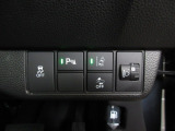 パーキングセンサーや横滑りを防ぐVSA等のスイッチ類は運転席の右側、手の届きやすい位置にあります。
