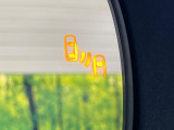 【ブラインドスポットモニター】走行中、ドアミラーの死角になりやすい箇所に後続車が接近するとサイドミラー付近に警告を表示、ドライバーに注意喚起をしてくれます。