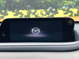 【12.3インチマツダコネクト】車内の雰囲気にマッチした大型ディスプレイ。スマホ接続でのナビ使用やBluetooth再生等、様々な機能が楽しめます。直感的なダイヤル操作が可能で、使い勝手も良好です。