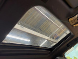 【サンルーフ】開放感たっぷりの希少装備、サンルーフが装着されています!車内に明かりを取り入れたり景色を楽しむ以外にも、車内の空気も簡単に換気できて快適です!