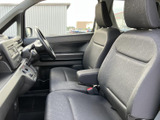 シンプルで使いやすい室内空間。運転に必要な情報を視認しやすく、安全運転をサポートします。日常使いに最適な一台です。