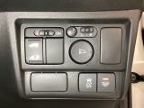 左側電動スライドドアは運転席からでも操作ができるように、ハンドル付近に開閉の操作スイッチが付いています。またHondaセンシング用のVSA解除スイッチも装備しています。