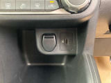 シフトノブ前方にUSB充電端子が装備されております。