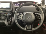 【ハンドル】運転にかかわる様々な操作を安全に行えるように視点移動が少なく操作性に配慮されたスイッチ類が凝縮されたコックピットです。