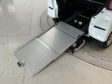 【簡単便利なリトラクタブルスロープ】ワンタッチでスムーズな操作!車いす乗車だけでなく、日常の使いやすさも大切にした、家族みんなにとって便利なスロープです。