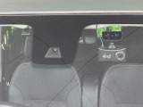 【三菱e-Assist】走行中に前方の車両等を認識し、衝突しそうな時は警報とブレーキで衝突回避と被害軽減をアシスト。より安全にドライブをお楽しみいただけます。