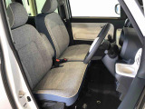 運転席の座面高さを調整できるシートリフターが付いています。フロントシートはベンチシートを採用で、座面も広く使い勝手もいいですよ♪