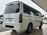 安定感のあるリアフォルムが、安心感を与えてくれます。荷物の積み下ろしもしやすく、実用性も抜群です。洗練されたデザインで、後ろ姿もキリリと引き締まっています。