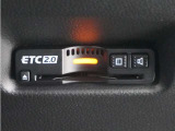 ◆ETC2.0装着◆進化したドライブ体験。料金収受システムだけだったETCが生まれ変わって、高速道路を賢く使うETC2.0に進化しました。多彩な情報サービスが便利で快適なドライブ体験を提供します。