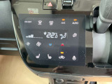 タブレット端末のようなタッチパネル式のオートエアコン採用。凹凸のない滑らかな表面で操作感を高めています。