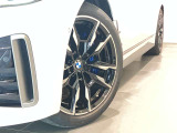 BMW純正アロイホイールはモデルやパッケージに合わせてデザインされています。洗練されたデザインで、足元の個性を引き立てます。