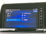 様々な音源に対応したオーディオシステム。CDやラジオに加え、Bluetooth接続でスマートフォン内の音楽も楽しめます。車内でのエンターテイメントが充実します。