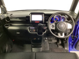 車内は光触媒抗菌消臭施工済です。スタイリッシュなデザインでスポーティなインパネ周りを演出します。グローブボックスやカップホルダーのほかにトレーなどたくさんの収納スペースが付いています。