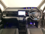 車内は光触媒抗菌消臭施工済です。スタイリッシュなデザインでスポーティなインパネ周りを演出します。グローブボックスやカップホルダーのほかにトレーなどたくさんの収納スペースが付いています。