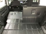 後部座席を倒すとかなりの広さがあり大きな荷物もラクラク積めますよ!