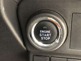 エンジンスタートスイッチです。キーが車内にあれば、エンジンの始動や停止はスイッチを押すだけ!キーを取り出す手間を省き、ワンプッシュで操作できるので簡単でスムーズです。