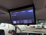 後席大型天吊モニター付きです。後付けも出来る場合がありますが、最初からついているこの物件はうれしいですね。