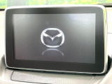 【マツダコネクトナビ】車内の雰囲気にマッチした一体型タイプのナビ。各種車輌設定やBluetooth再生等、様々な機能が楽しめます。直感的なダイヤル操作が可能で、使い勝手も良好です。