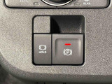 指先だけで簡単に操作が可能な電動パーキングブレーキを採用。「HOLD」スイッチを押すと、渋滞や信号待ちなどでブレーキペダルから足を離しても、ブレーキを保持するので安心です