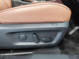 パワーシート搭載。微妙な調整が手軽にでき、ピッタリの最適なポジションで運転することが可能です。