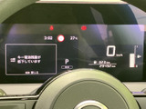 視認性の高いメーターデザイン。運転に必要な情報を的確に把握でき、安全運転をサポートします。燃費や走行距離なども確認しやすいレイアウトです。