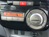【オートエアコン】一度お好みの温度に設定すれば、車内の温度を検知し風量や温度を自動で調整。暑い&hellip;寒い&hellip;と何度もスイッチ操作をする必要はありません。快適な車内空間には必須の機能ですね♪