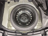 今ではオプションになってしまった応急タイヤが装備されています。万が一の時に役立ちます☆☆