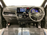 車内は光触媒抗菌消臭施工済です。スタイリッシュなデザインで暖かみのあるインパネ周りを演出します。グローブボックスやカップホルダーのほかにトレーなどたくさんの収納スペースが装備されています。