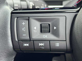 手元でオーディオの音量調整、選曲、ソース切り替えなどが可能です。運転中でも視線を逸らさずにスムーズに操作できます。