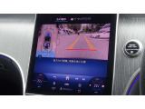 【360度カメラシステム】リバースと連動し、車両後方の映像をディスプレィに表示歪みの少ないカメラにより鮮明な画像で後退の運転操作をサポートします。