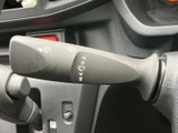 雨天時や視界不良時でも、すっきりとした視界を確保できるワイパーレバー。運転状況に合わせて、簡単に操作できます。安全運転をサポートします。