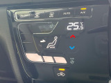 【オートエアコン】一度お好みの温度に設定すれば、車内の温度を検知し風量や温度を自動で調整。暑い&hellip;寒い&hellip;と何度もスイッチ操作をする必要はありません。快適な車内空間には必須の機能ですね♪