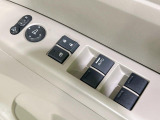 【電動格納ミラー】サイドミラーは電動格納式となっており、狭い駐車場でもキズがつくリスクを抑えられます。
