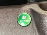 ECON モードをON にするとアクセルペダルの動きに対するエンジンの反応とエアコンの制御を切り換えることで、燃費のいい運転をするドライバーがペダルを踏んだ時と同じようにエンジンを制御します。