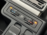 【シートヒーター&ベンチレーション】夏場は涼しい風でお尻や背中の熱やムレを防ぎ、冬はエアコンよりも早く温まってポカポカに!季節を問わず快適に過ごせます。