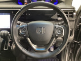 ハンドルにHondaセンシング系のクルーズコントロールやレーンキープアシストなどのスイッチと、オーディオの操作スイッチが装備されています。ハンドルから手を離さず安全に操作できます。