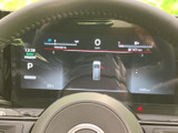スタイリッシュなメーターパネルが、運転席を洗練された空間に演出します。必要な情報を分かりやすく表示し、安全運転をサポート。視認性も考慮した設計です。