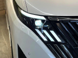 【LEDヘッドライト】悪天候や夜間走行時も良好な視界を確保し安心して運転できる高輝度LEDヘッドライトを装備!点灯速度が早く、消費電力も抑えられています。