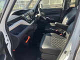 運転席からの視界は広く、周囲の状況を把握しやすい設計。操作性にも優れ、運転に集中できます。