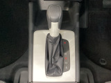 CVT車のセレクトレバーです。低速から高速まで、変速ショックのないスムーズな走りを実現するとともに、エンジン効率のよい領域を維持することで燃費にも貢献します。