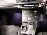 夜間走行でも安心のLEDへッッドライト搭載車です。とても明るく白い光で照らします。この装備も人気のアイテムですね